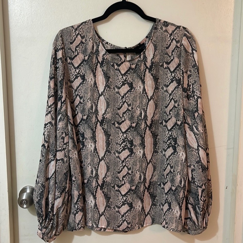 Contemporary Worthington blouse in size XL.